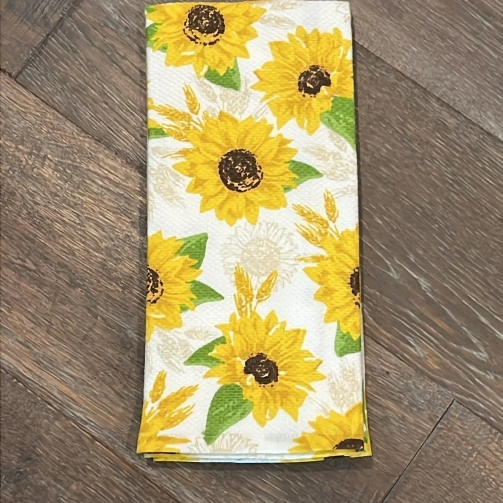 La Patisserie - 4/$98 - ‘Love/Sunflower’ 100% cotton dish towels (2). NWT Firm!